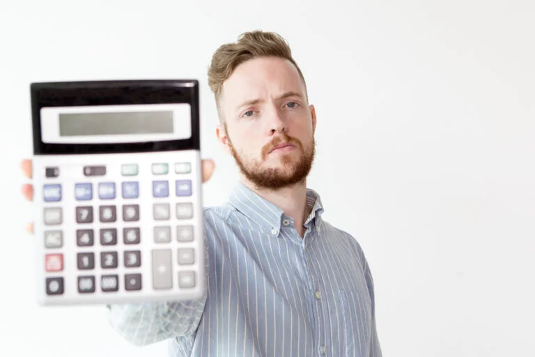 Persona calculando cuánto cuesta una página web en Argentina — presupuesto y costos 2026